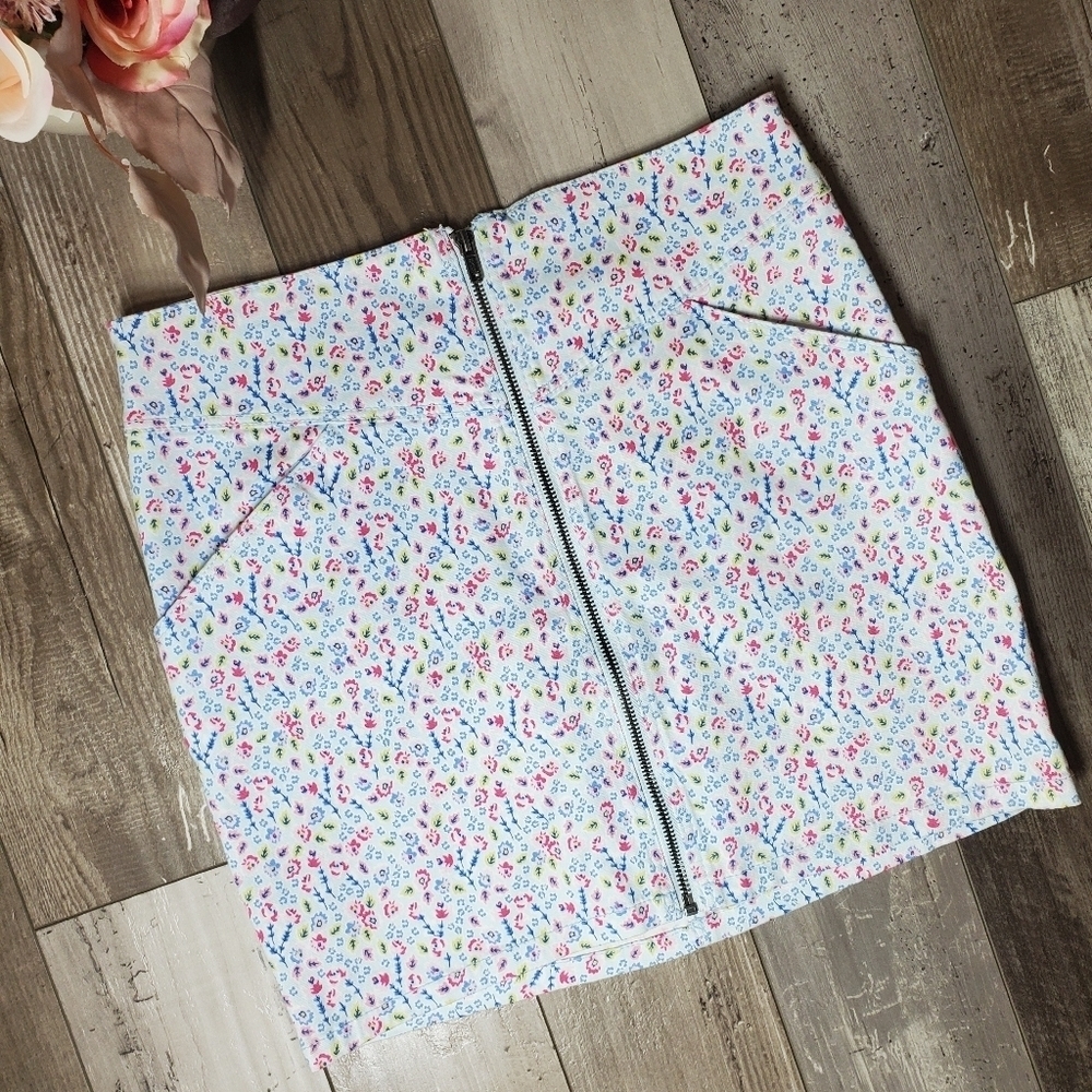 NWT Divided by H&M Light Blue Floral Front Zip Mini Skirt size 10